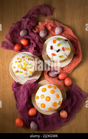 Dolci di Pasqua decorati con frutta candita, dolci alla gelatina e kumquat, vista dall'alto Foto Stock