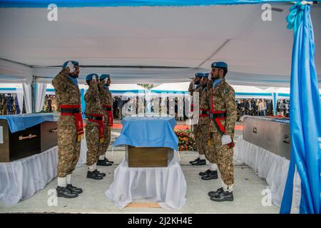 Goma, DRC. 2nd Apr 2022. I peacekeepers salutano in un servizio commemorativo a Goma, nella Repubblica Democratica del Congo (RDC), il 2 aprile 2022. La missione ONU di mantenimento della pace nella Repubblica Democratica del Congo ha reso un ultimo omaggio sabato agli otto soldati della pace che sono morti durante un incidente in elicottero martedì nella RDC nord-orientale. Credit: Zanem Nety Zaidi/Xinhua/Alamy Live News Foto Stock