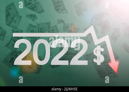 Crisi 2022. Relazione trimestrale o annuale delle società. La recessione economica sul grafico. Freccia del grafico che punta verso il basso contro la caduta del grafico e del dollaro Foto Stock