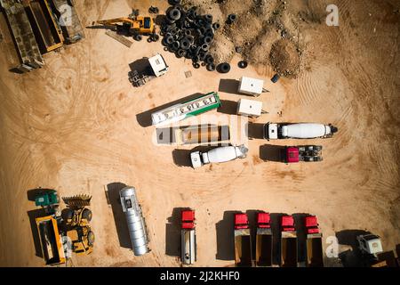 Vista aerea dall'alto verso il basso dei carrelli parcheggiati Foto Stock