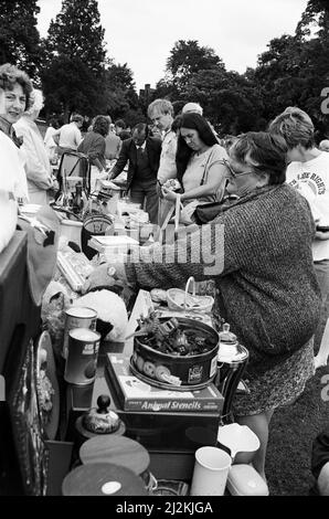 Era una giornata piena di rumore, azione, musica e divertimento. I tradizionali intrattenimenti estivi di Kirklees sono giunti a una conclusione colorata con il Gala Day a Greenhead Park, che ha attirato migliaia di persone nonostante il tempo umido e coperto. 13th agosto 1988. Foto Stock