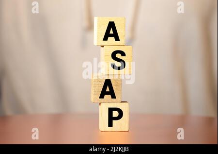 Parola ASAP fatta con blocchi di costruzione isolati su bianco. Foto Stock