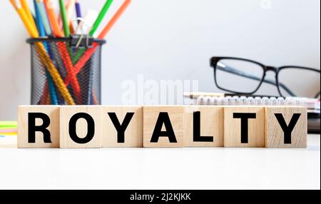 parola royalty scritto su dadi, concetto di business Foto Stock