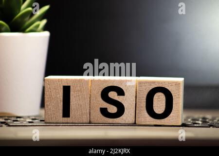 Blocchi di legno con la parola ISO. Organizzazione internazionale per la standardizzazione. Standard di qualità Foto Stock