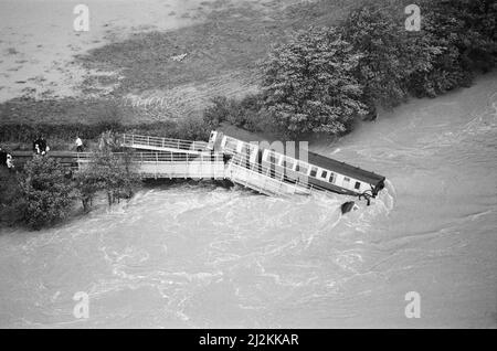 Il Glanrhyd Bridge, presso il fiume Towey, vicino a Llandeilo, Carmarthenshire, Galles, che crollò e fu spazzato via il 19 ottobre 1987 a causa di inondazioni. La manifestazione si è svolta all'inizio di lunedì 19 ottobre 1987. Il treno passeggeri 05:27 da Swansea a Shrewsbury sul cuore di Wales Line, costituito da una DMU di classe 108 a due auto cadde nel fiume Towy vicino Llandeilo a circa 7 del mattino. L'incidente è stato causato dal ponte Glanrhyd parzialmente lavato via dal fiume gonfio. Il treno si stava muovendo a soli 10 miglia all'ora, che era il limite di velocità normale per questo ponte. Muoiono quattro persone Foto Stock