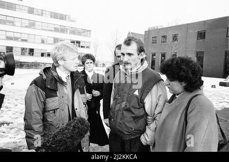 Scene fuori dalla corte della Corona di Leicester dopo che Colin Pitchfork è stato condannato alla prigione a vita dopo aver ammesso gli omicidi separati di Lynda Mann di 15 anni (1983) e Dawn Ashworth di 15 anni (1986), venerdì 22nd gennaio 1988. Fu la prima persona condannata per omicidio sulla base di prove di impronte digitali del DNA, e la prima ad essere catturata come risultato dello screening del DNA di massa. Le nostre immagini mostra ... scene fuori campo. Foto Stock