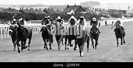 Redcar Racecourse è una struttura di corse di cavalli purosangue situata a Redcar, nel North Yorkshire. Lizzie Borden (Willie Ryan) a destra, ha fatto un raid riuscito da Newmarket per vincere la handicap di Gazette di sera a Redcar. Il trenne filly, di proprietà di Ray Richards e addestrato da Clive Brittain, ha cominciato a 14-1 e batte il buono N Sharp addestrato localmente (5-2) da due lunghezze e mezzo. 6th agosto 1988. Foto Stock