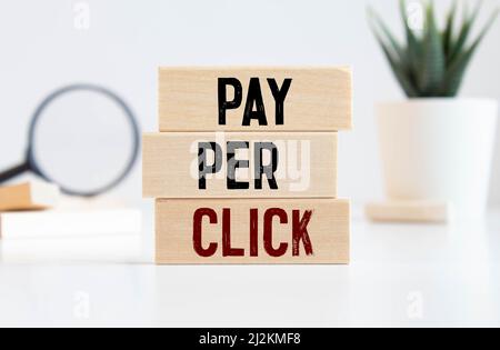 PPC Pay per Click testo su dices su sfondo di legno. Foto Stock