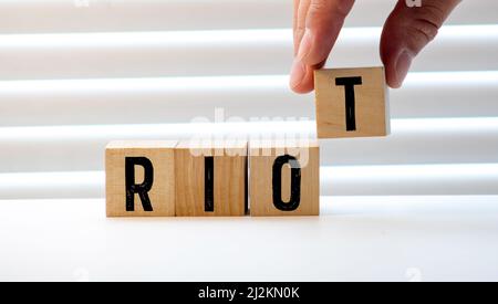 PAROLA DI SOMMOSSA fatta con blocchi di costruzione isolati su bianco. Foto Stock