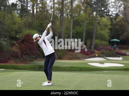 Augusta, Stati Uniti. 02nd Apr 2022. Anna Davis ha girato il suo tee shot sul buco 12th nell'ultimo round dell'Amatore femminile nazionale di Augusta all'Augusta National Golf Club di Augusta, Georgia, il 2 aprile 2022. Davis ha vinto con un punteggio di 1 sotto par. Foto di John Angelillo/UPI Credit: UPI/Alamy Live News Foto Stock