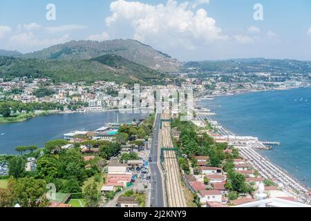 Attrazioni aeree della spiaggia di Pozzuoli e del lago Lucrino, situato sulla costa settentrionale di Napoli. Foto Stock