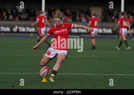 Cardiff, Galles. 2nd Apr 2022.. Keira Bevan, la mischia del Galles converte la meta di Phillips. Credit Penallta Photographics/Alamy Live Foto Stock