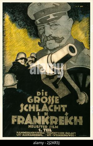 Un poster pubblicitario tedesco dei primi 20th anni della prima guerra mondiale, 1914-1918, che mostra i soldati tedeschi intorno a un cannone. Sullo sfondo si trova un'immagine del generale Paul von Hindenburg. Per pubblicizzare la parte 1 del film "la Grande battaglia in Francia". L'artista fu Hans Rudi Erdt (1883-1918) Foto Stock