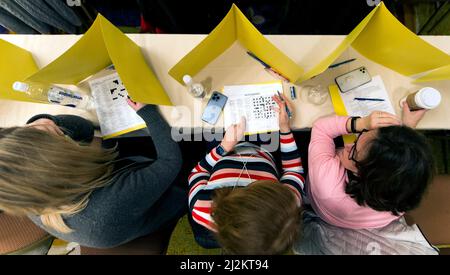 Stamford, Connecticut, Stati Uniti. 02nd Apr 2022. I solutori si riscaldano prima dell'inizio del gioco al torneo annuale di puzzle di Crossword americano 44th. L'ACPT, fondato nel 1978 dal maestro del puzzle Will Shortz del New York Times, è tornato quest'anno come evento di persona dopo una cancellazione nel 2020 e una competizione virtuale lo scorso anno.(Credit Image: © Brian Cahn/ZUMA Press Wire) Foto Stock