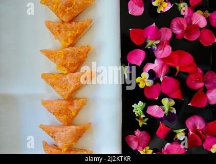 Canapé di salmone affumicato su vassoio decorato con fiori commestibili Foto Stock