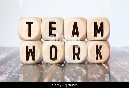 PAROLA DEL LAVORO DI SQUADRA scritta sul blocco di legno. Concetto Foto Stock