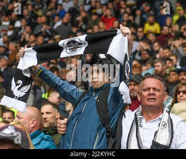 Cardiff, Regno Unito. 02nd Apr 2022. Giovane sostenitore di Swansea City durante la partita a Cardiff, Regno Unito, il 4/2/2022. (Foto di Mike Jones/News Images/Sipa USA) Credit: Sipa USA/Alamy Live News Foto Stock