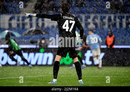 Roma, Italia. 02nd Apr 2022. Andrea Consigli degli Stati Uniti Sassuolo reagisce sotto una tempesta di grandine durante la Serie A partita di calcio tra SS Lazio e Sassuolo Calcio allo stadio Olimpico di Roma (Italia), 2nd aprile 2022. Foto Andrea Staccioli/Insidefoto Credit: Ininsidefoto srl/Alamy Live News Foto Stock