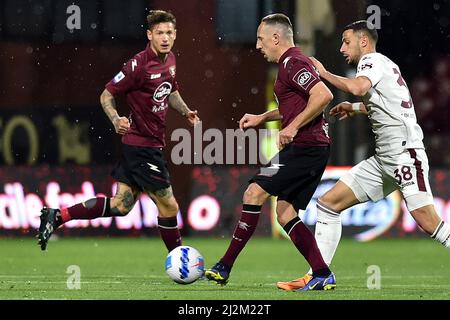 SALERNO, ITALIA - APRILE 2: Franck Ribery of US Salernitana, Rolando Mandragora di Torino FC durante la Serie Italiana Una partita tra US Salernitana e Torino FC allo Stadio Arechi il 2 Aprile 2022 a Salerno, Italia (Foto di Ciro Santangelo/Orange Pictures) Foto Stock