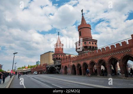 Oberbaum Bridge.Berlin,Germany.aperto nel 1896, ponte a due piani, attraversando il fiume Sprea tra Kreuzberg e Friedrichshain Foto Stock