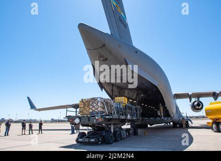 Air National Guard Transportation Airmen del 136th Logistic Readiness Squadron, insieme a collaboratori esterni a Burleson, TX, lavorano congiuntamente per preparare e caricare pallet di attrezzature di supporto prima di un elicottero Super Puma per il trasporto su un C-17 diretto per l'area di responsabilità di AFRICOM degli Stati Uniti marzo 20, 2022 al NAS Fort Worth JRB, Texas. Insieme, il team Total Force ha configurato i pallet, le pale e l'elicottero per adattarsi a un C-17 out of dover, Del., ha eseguito l'ispezione congiunta e ha caricato con esperienza l'aereo unico per le missioni di ricerca e salvataggio. (Foto della Guardia Nazionale aerea degli Stati Uniti Foto Stock