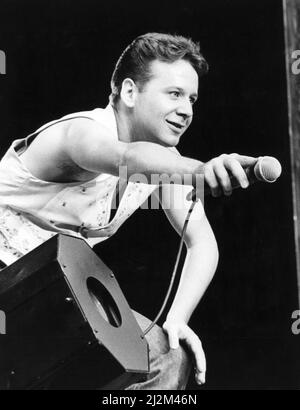Charlie Burchill, chitarrista del gruppo rock Simple Minds, intrattiene la folla al concerto di gruppo al National Stadium, Cardiff Arms Park, Cardiff, Galles. Foto scattata il 5th agosto 1989. Foto Stock