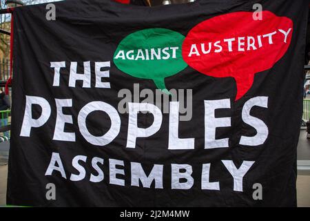 Londra, Regno Unito. 02nd Apr 2022. Un primo piano della bandiera dell'assemblea dei popoli durante la dimostrazione. Centinaia si uniscono alla protesta tenuta di fronte a Downing Street a Londra. L'Assemblea popolare chiede di intervenire sulla crisi del costo della vita. (Foto di Pietro Recchia/SOPA Images/Sipa USA) Credit: Sipa USA/Alamy Live News Foto Stock