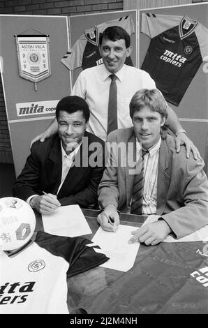 Nuove firme Aston Villa, con il manager Graham Taylor. Da sinistra a destra, Paul McGrath, Graham Taylor (in piedi) e Kent Nielsen. 24th luglio 1989 Foto Stock