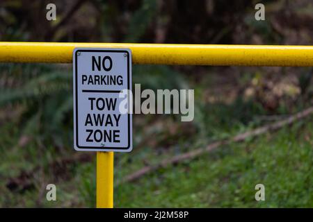 Assolutamente non c'è parcheggio in questa zona di traino, molto grave. Foto Stock