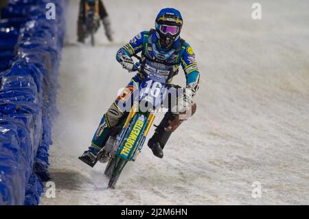 Heerenveen, Paesi Bassi. 02nd Apr 2022. HEERENVEEN, NL. Luca Bauer (16) in azione durante la finale del Campionato del mondo Gladiators del FIM Ice Speedway 3 alla pista di pattinaggio Thialf di Heerenveen sabato 2 aprile 2022. (Credit: Ian Charles | MI News) Credit: MI News & Sport /Alamy Live News Foto Stock