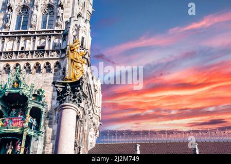 Skyline di Monaco con il municipio di Marienplatz in Germania Foto Stock