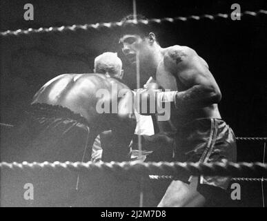 Glenn McCrory contro Patrick Lumumba, IBF World Cruiserweight Title Fight at the Louisa Center, Stanley, County Durham, Regno Unito, sabato 3rd giugno 1989. Glenn 'Gentleman' McCrory ha vinto il titolo vacante contro Patrick 'Killer' Lumumba dopo 12 giri con una decisione unanime punti. Foto Stock