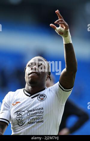 Cardiff, Regno Unito. 02nd Apr 2022. Michael Obafemi della città di Swansea celebra dopo il gioco. EFL Skybet Championship Match, Cardiff City contro Swansea City al Cardiff City Stadium di Cardiff, Galles sabato 2nd aprile 2022. Questa immagine può essere utilizzata solo a scopo editoriale. Solo per uso editoriale, licenza richiesta per uso commerciale. Nessun uso in scommesse, giochi o un singolo club/campionato/player pubblicazioni. pic di Andrew Orchard/Andrew Orchard sport fotografia/Alamy Live news credito: Andrew Orchard sport fotografia/Alamy Live News Foto Stock