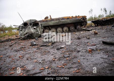 Kiev, Ucraina. 02nd Apr 2022. Diversi veicoli armati russi distrutti sono visti vicino a Zabuchchya, Kiev, Ucraina il 2 aprile 2022. (Foto di Daniel Brown/Sipa USA) Credit: Sipa USA/Alamy Live News Foto Stock