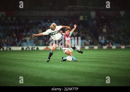 UEFA Cup 2nd round 1st LEG Match, Aston Villa 2 - 0 Inter Milano tenuto a Villa Park. Jurgen Klinsmann di Inter sfidato per la palla da Stuart Gray. 24th ottobre 1990. Foto Stock