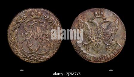 Vecchia moneta russa di Caterina II il Grande, 5 kopek, 1794. Monogramma Empress con corona e stemma imperiale su rame denaro raro isolato su bla Foto Stock