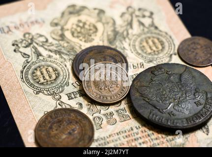 Denaro dell'Impero Russo, vecchie monete e banconote. Monete di rame antico e moneta di carta con stemma imperiale della Russia. Concetto di storia, vin Foto Stock