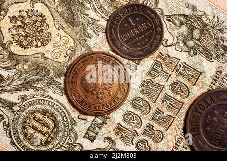 Monete dell'Impero Russo e carta d'annata 10 rubbles moneta nota di 19th cent. Vista dall'alto delle vecchie monete di rame della Russia. Concetto di valuta antica, storico Foto Stock