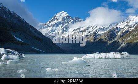 Ghiaccioli galleggianti sul lago Hooker, Mt Cook, Nuova Zelanda. Foto Stock