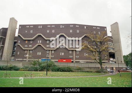 Viste generali della Southwyck House Housing Estate aka Barrier Block, sulla Somerleyton Estate a Brixton, Londra. 31st ottobre 1991. Foto Stock