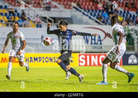 RAYONG, THAILANDIA - APRILE 2: Kenzo Nambu di Rayong F.C. durante la partita del Campionato Thai League 2 M-150 tra Rayong F.C. e Lamphun Warrior F.C. allo Stadio Centrale della Provincia di Rayong il 2 Aprile 2022 a Rayong, Thailandia (Foto di /Orange Pictures) Foto Stock