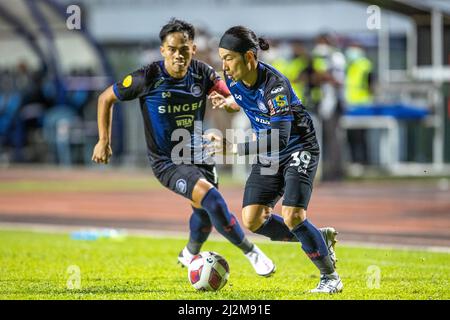 RAYONG, THAILANDIA - APRILE 2: Kenzo Nambu di Rayong F.C. e Adisak Srikampang di Rayong F.C. durante la partita del Campionato Thai League 2 M-150 tra Rayong F.C. e Lamphun Warrior F.C. allo Stadio Centrale della Provincia di Rayong il 2 Aprile 2022 a Rayong, Thailandia (Foto di /Orange Pictures) Foto Stock