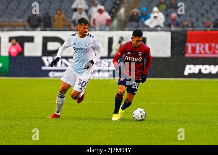 Chicago, USA, 02 aprile 2022. Major League Soccer (MLS) Chicago Fire FC's Gastón Giménez (30) va per la palla contro FC Dallas' Alan Velasco (20) al Soldier Field di Chicago, il, USA. Partita terminata in un pareggio. Credit: Tony Gadomski / All Sport Imaging / Alamy Live News Foto Stock