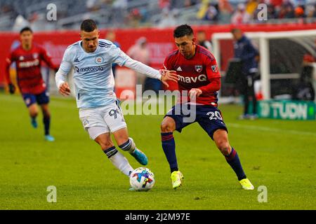 Chicago, USA, 02 aprile 2022. Major League Soccer (MLS) Stanislav Ivanov del Chicago Fire FC (99) combatte per la palla contro Alan Velasco del FC Dallas (20) al Soldier Field di Chicago, il, USA. Partita terminata in un pareggio. Credit: Tony Gadomski / All Sport Imaging / Alamy Live News Foto Stock