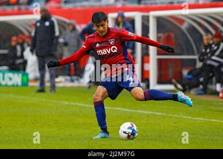 Chicago, USA, 02 aprile 2022. Major League Soccer (MLS) il FC Dallas' Marco Farban (4) prende un colpo contro il Chicago Fire FC al Soldier Field di Chicago, il, USA. Partita terminata in un pareggio. Credit: Tony Gadomski / All Sport Imaging / Alamy Live News Foto Stock