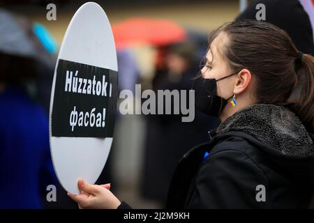 Budapest, Ungheria. 02nd Apr 2022. Le donne ucraine e i loro figli prendono parte a una marcia con il titolo "almeno sarà finita" con una targhetta che riporta "la Russia ha ucciso 158 bambini in Ucraina" nel centro di Budapest il 2 aprile, 2022 per dimostrare contro l'attuale governo ungherese sotto il primo ministro Orban e contro l'invasione russa dell'Ucraina. Credit: Alamy Live News, Gabriella Barbara Credit: Gabriella Barbara/Alamy Live News Foto Stock