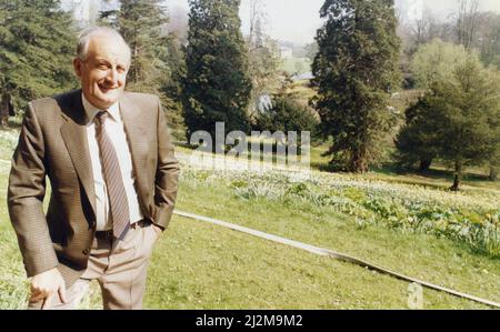 Sir John Hall, sviluppatore di proprietà (cavaliere 1991) e presidente di vita ed ex presidente del Newcastle United Football Club (1992-1997), nella foto di Wynyard Hall Estate, County Durham, 26th aprile 1991. I nostri spettacoli di foto ... John Hall in terreni di proprietà che spera di trasformare in un parco da sogno in dieci anni di tempo. Già migliaia di alberi sono stati piantati e spera di aprirli al pubblico il prossimo anno. Foto Stock