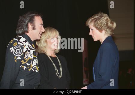 HRH la Principessa del Galles, la Principessa Diana, saluta il cantante americano Neil Diamond e sua moglie marcia ad un concerto di Wembley in aiuto della Royal School for the Blind. Foto scattata il 15th novembre 1989 Foto Stock