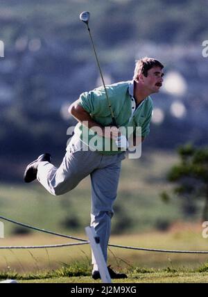 Nigel Mansell Motor Racing Formula uno Grand Prix driver per Williams Renault guarda il volo della sua palla da golf dopo aver teeing off sul campo da golf Foto Stock