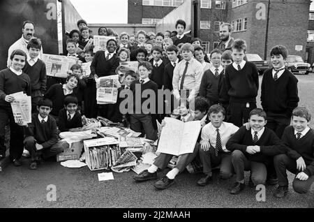 Pile di carta, questi allievi della Almondbury High School hanno contribuito a raccogliere sei tonnellate di carta da riciclare come parte di un programma importante. Il capo della geografia Keith Hilton, responsabile del lavoro ambientale della scuola iniziato l'anno scorso, ha detto che l'intera scuola e la comunità locale, avevano contribuito a risparmiare carta equivalente a 120 alberi. 9th novembre 1989. Foto Stock